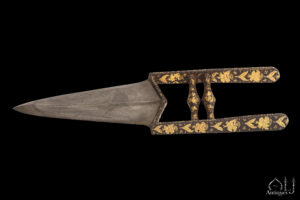 A Rare and Important Mughal Gold-Damascened Steel Katar (Push Dagger) with Iris and Bee Decoration Northern Mughal Imperial Workshops (Delhi, Agra or Lahore), India, circa 17th Century