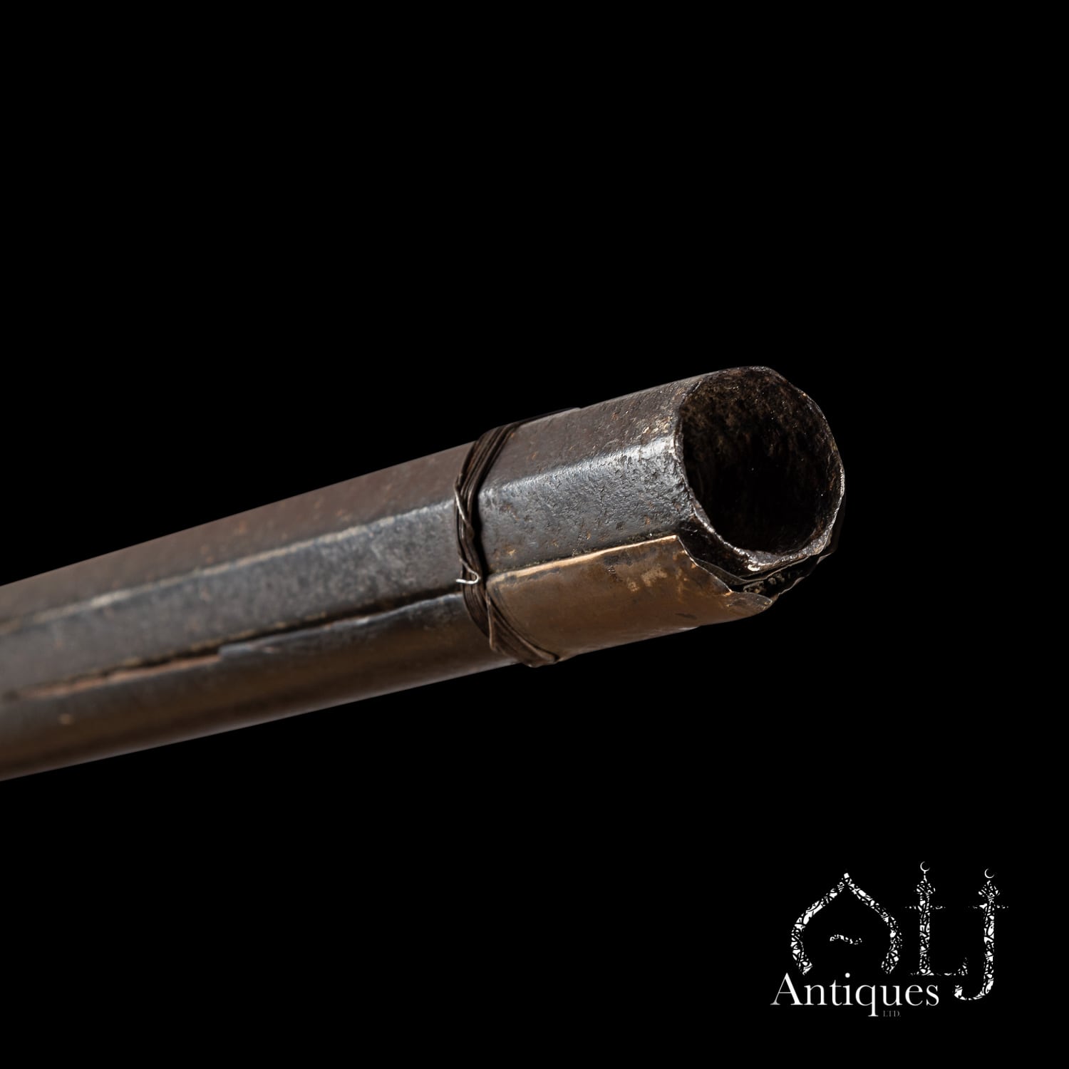 An Exceptionally Rare Monumental Minangkabau Matchlock Rifle (Istinggar / Badil Satengga) West Sumatra, Malay World (Indonesia) Circa 18th Century. - Image 15